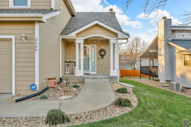 $299,900 | 3509 Southwest Westport Drive, Topeka, KS 66614