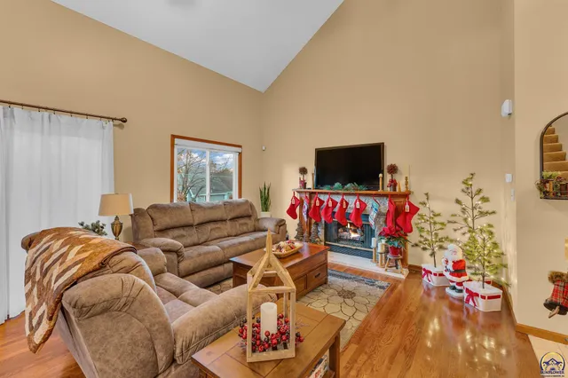 $299,900 | 3509 Southwest Westport Drive, Topeka, KS 66614