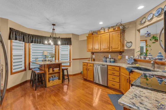 $299,900 | 3509 Southwest Westport Drive, Topeka, KS 66614