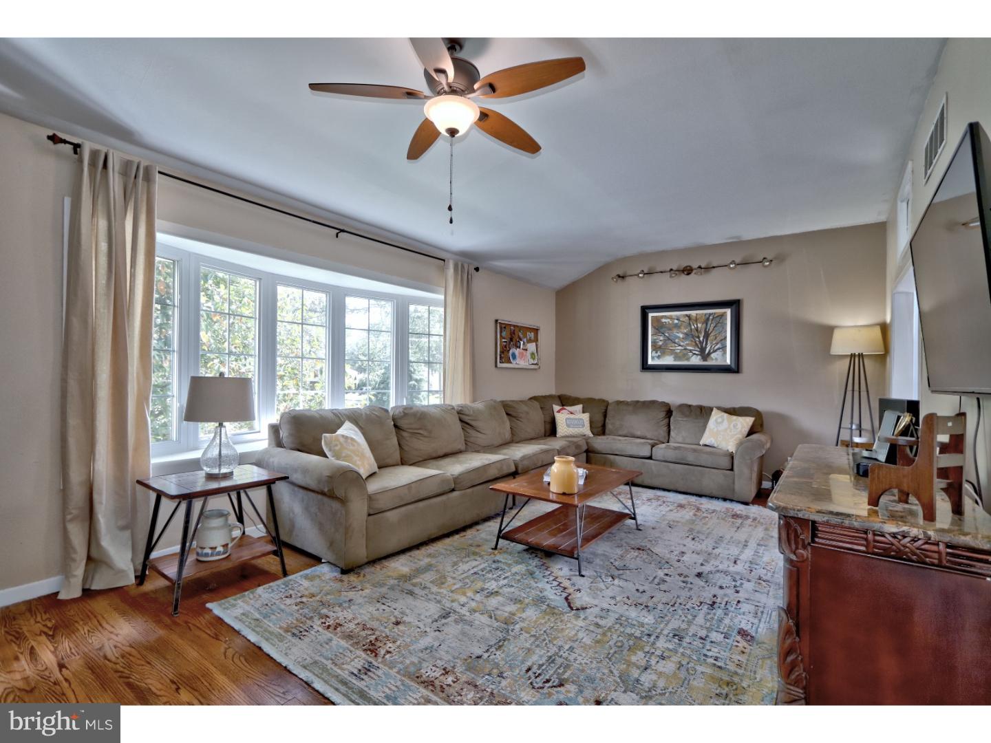 902 Knight Road Cherry Hill, NJ 08034 - Photo 3 of 20 Living Room