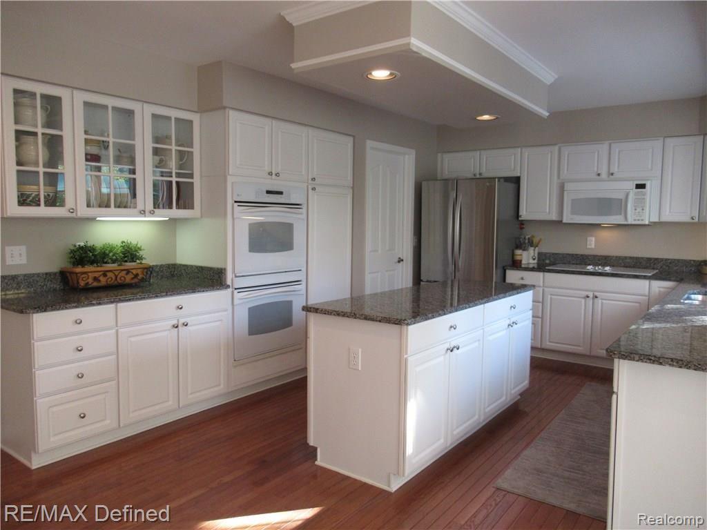 4963 Manchester Court Rochester, MI 48306 - Photo 4 of 31 Updated Kitchen with Granite Counters