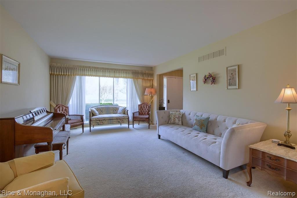 35 Vernier Road Grosse Pointe Shores, MI 48236 - Photo 3 of 38