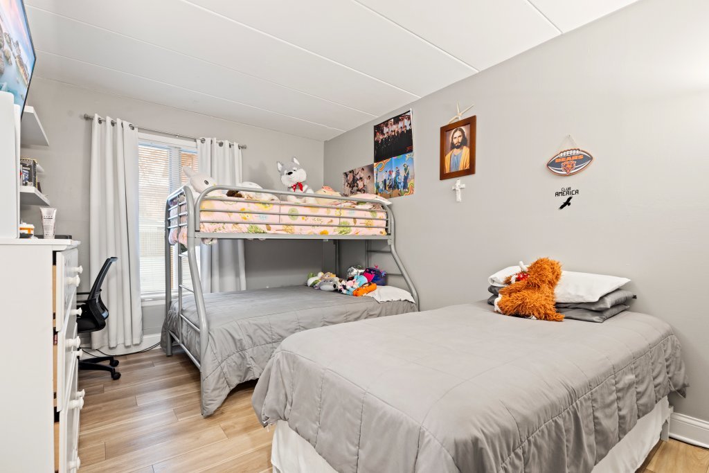 9830 Sayre Avenue, Unit 6 Chicago Ridge, IL 60415 - Photo 17 of 25 a bedroom with baby bed and wooden floor