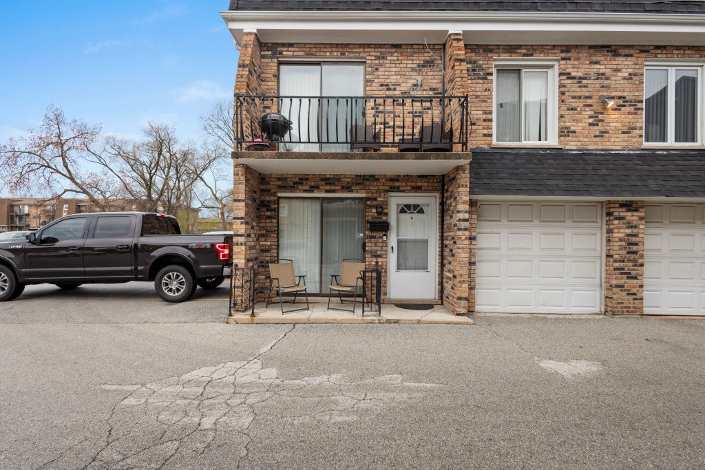9830 Sayre Avenue, Unit 6 Chicago Ridge, IL 60415 - Photo 3 of 25 a view of a car garage