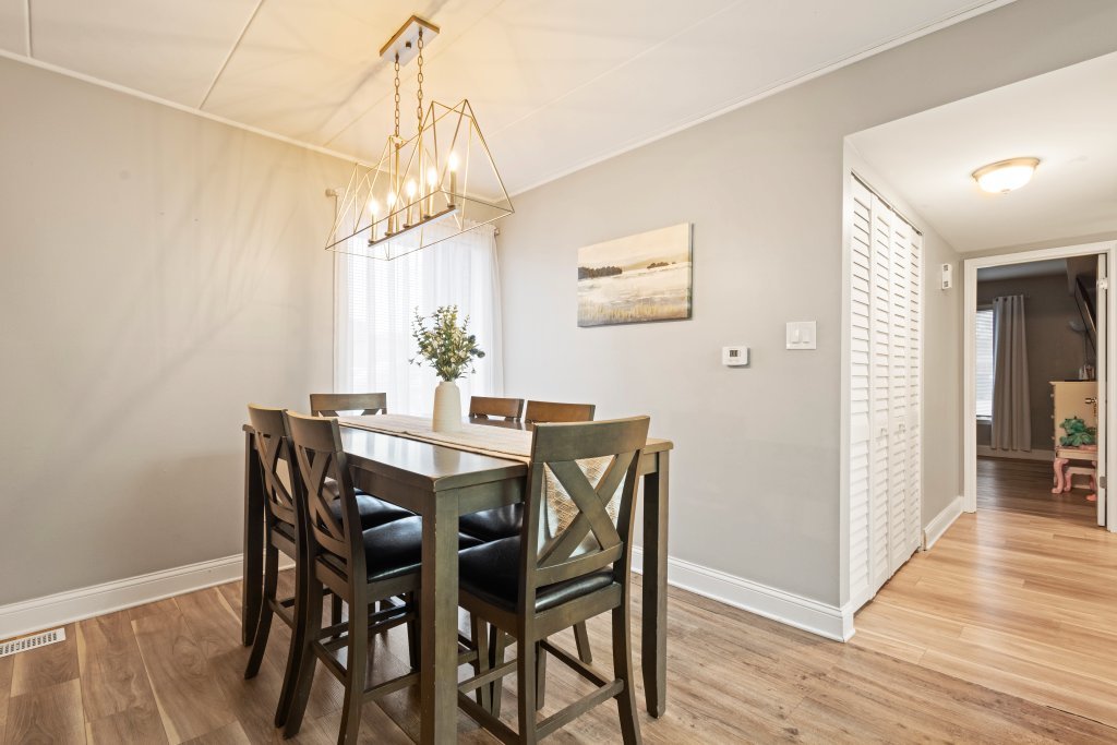 9830 Sayre Avenue, Unit 6 Chicago Ridge, IL 60415 - Photo 8 of 25 a view of a dining room with furniture window and wooden floor