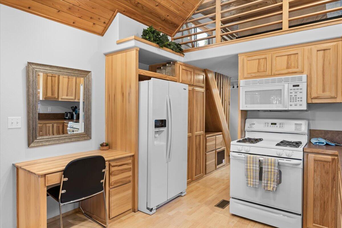 7979 Hyatt Prairie Road, Unit 32 Ashland, OR 97520 - Photo 18 of 38 18_Cabin_32