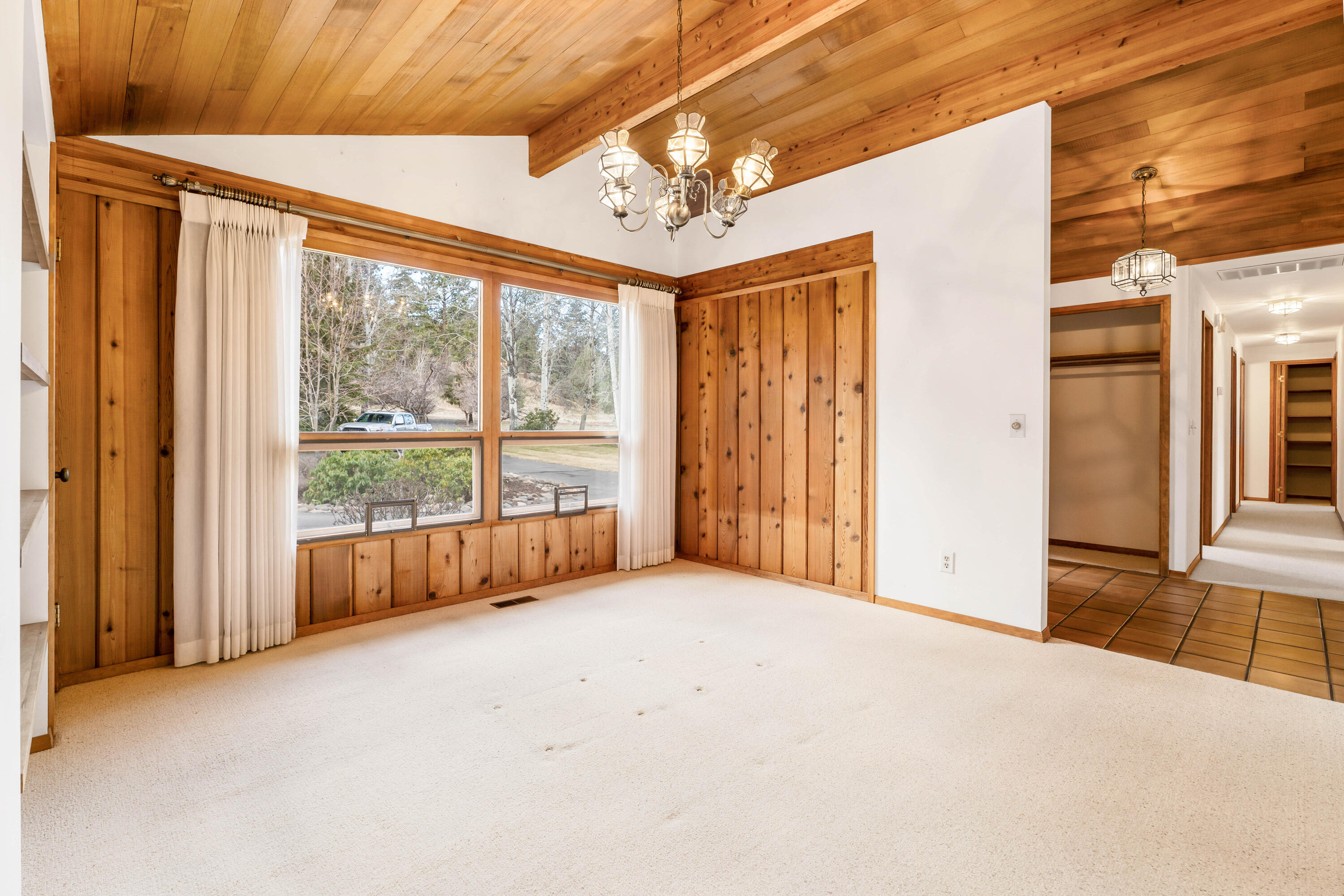 1670 Northwest Putnam Road Bend, OR 97703 - Photo 9 of 40 19-Dining Room