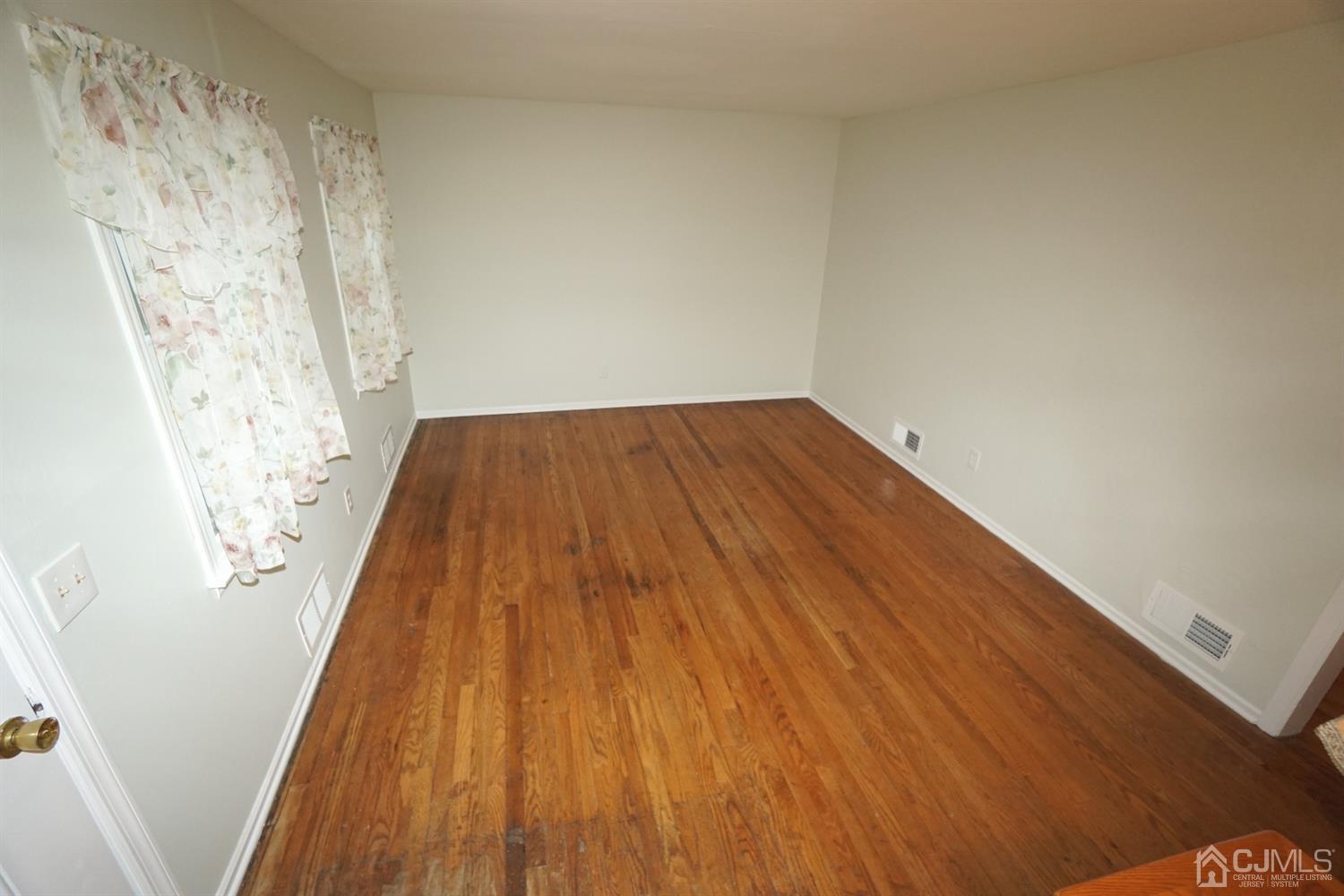 32 Bramhall Road Colonia, NJ 07067 - Photo 5 of 19 Gallery Image 5