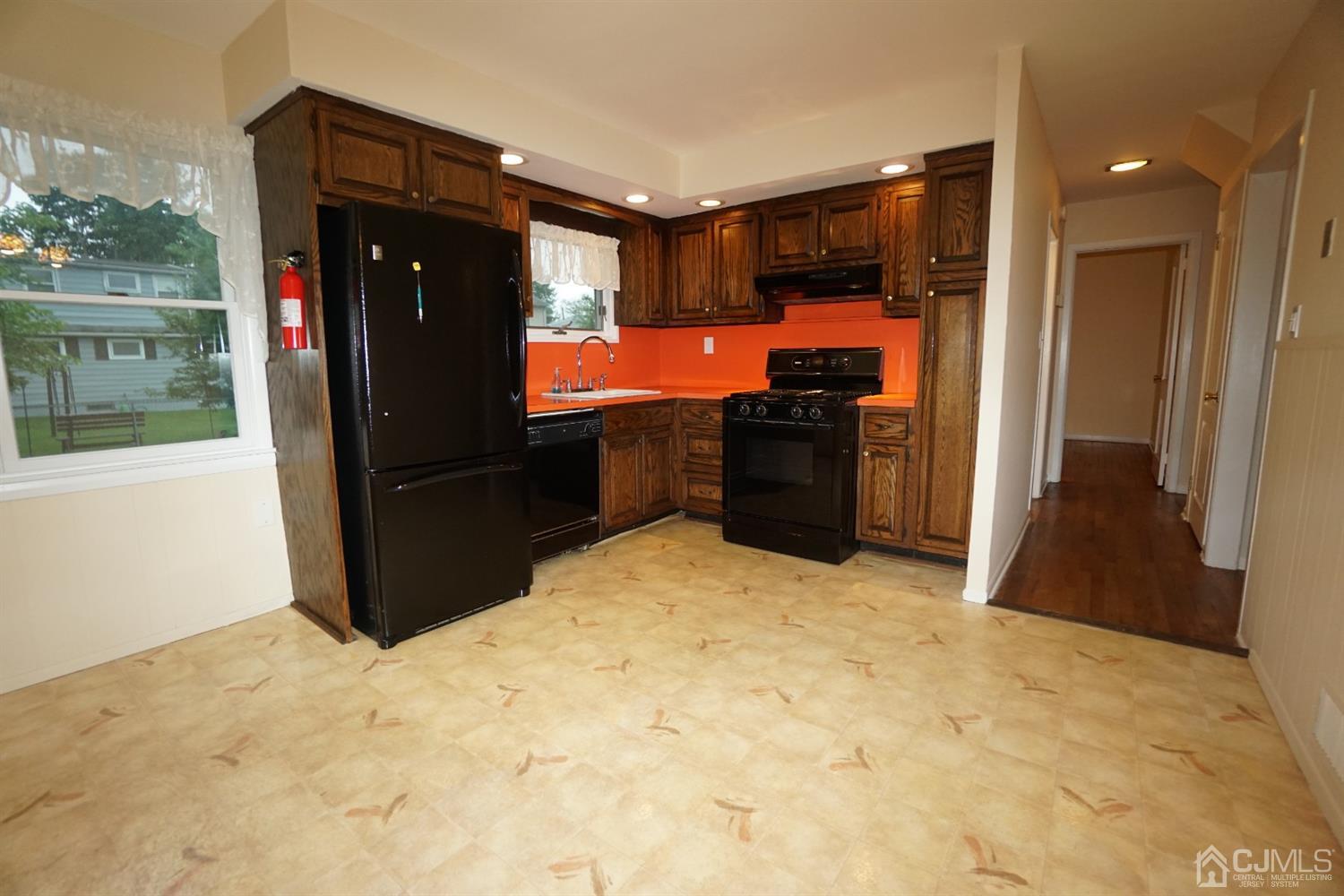 32 Bramhall Road Colonia, NJ 07067 - Photo 6 of 19 Gallery Image 6