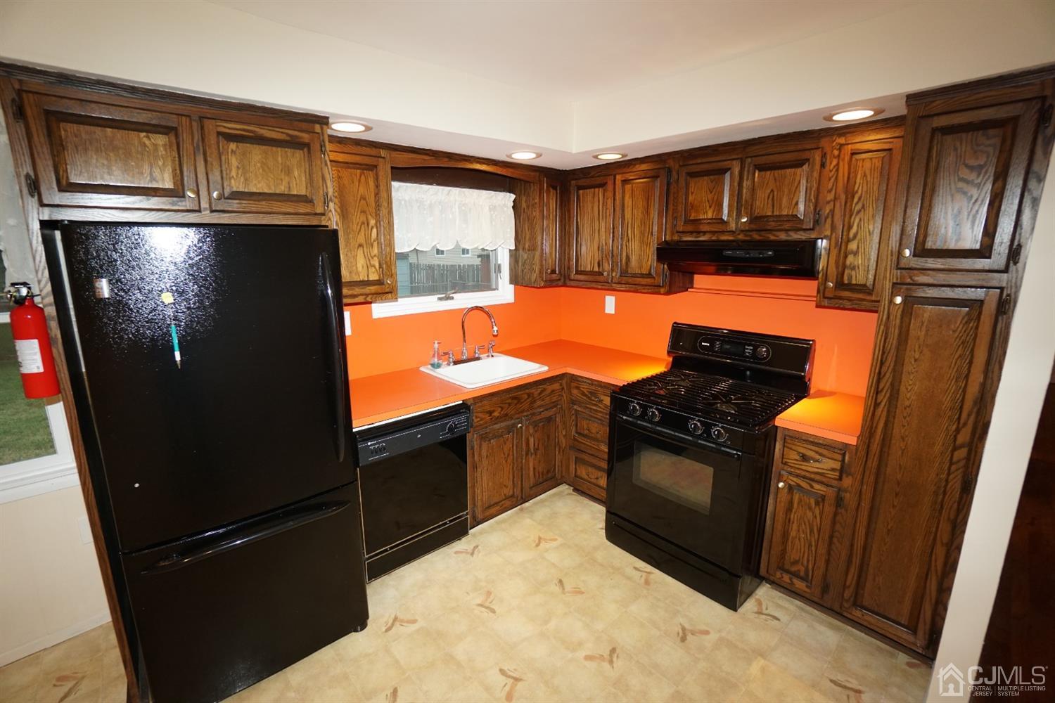 32 Bramhall Road Colonia, NJ 07067 - Photo 8 of 19 Gallery Image 8