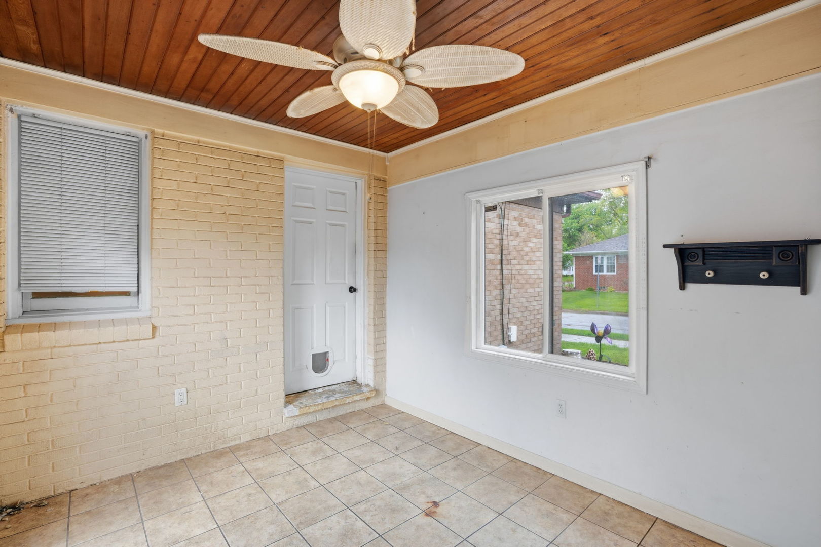 2730 4th Street Moline, IL 61265 - Photo 15 of 25 a view of an empty room with a window