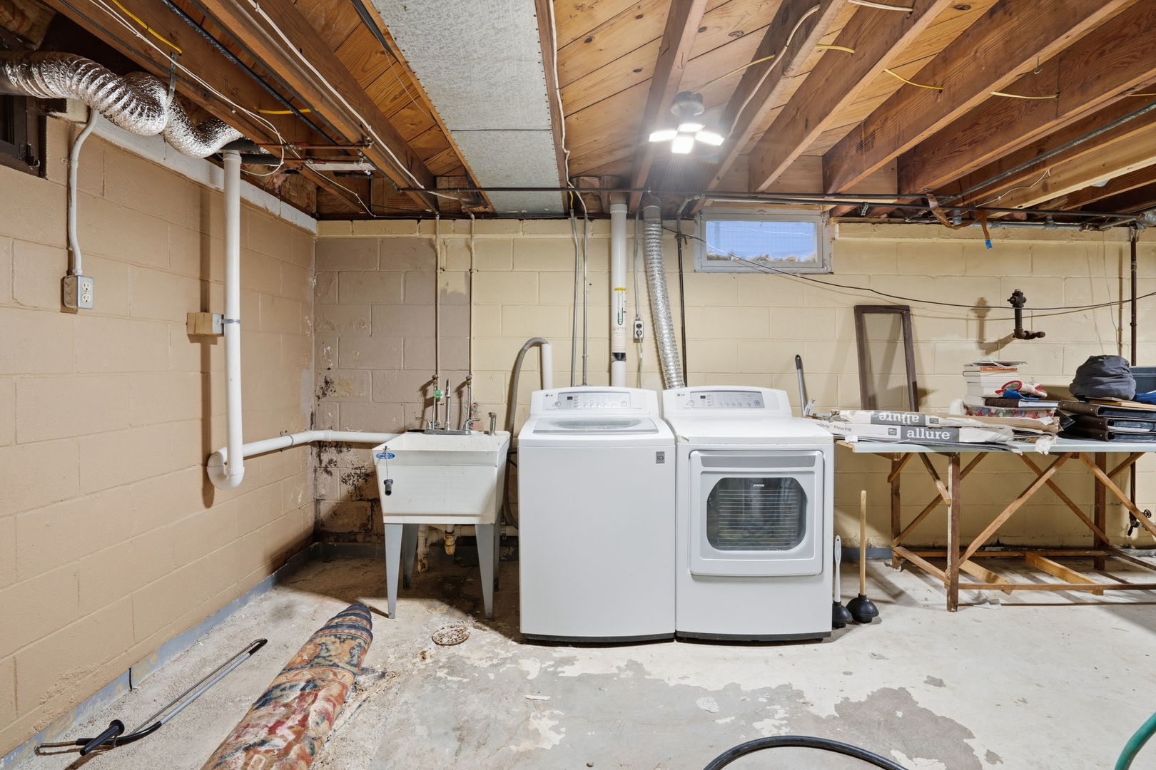 2730 4th Street Moline, IL 61265 - Photo 23 of 25 a utility room with dryer and washer
