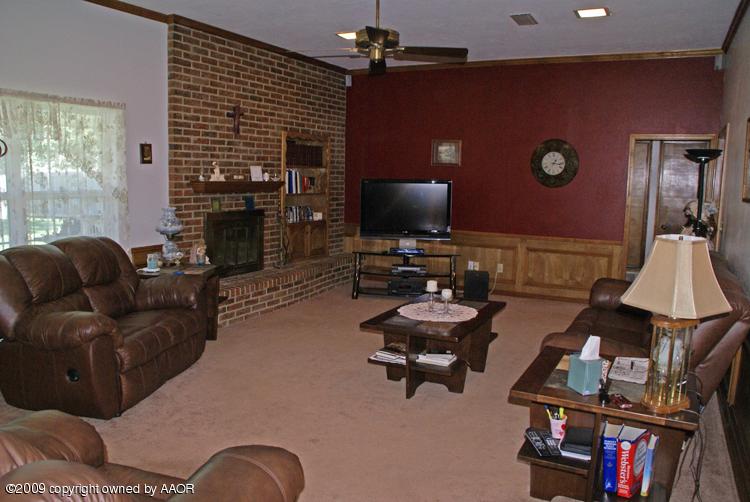 6808 Old Kent Road Amarillo, TX 79109 - Photo 2 of 24 Living Room