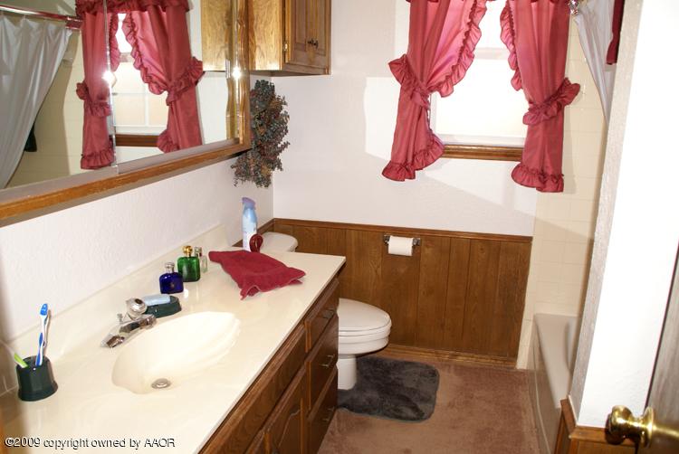 6808 Old Kent Road Amarillo, TX 79109 - Photo 14 of 24 Bathroom