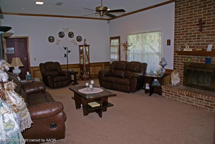 6808 Old Kent Road Amarillo, TX 79109 - Photo 3 of 24 Living Room 1