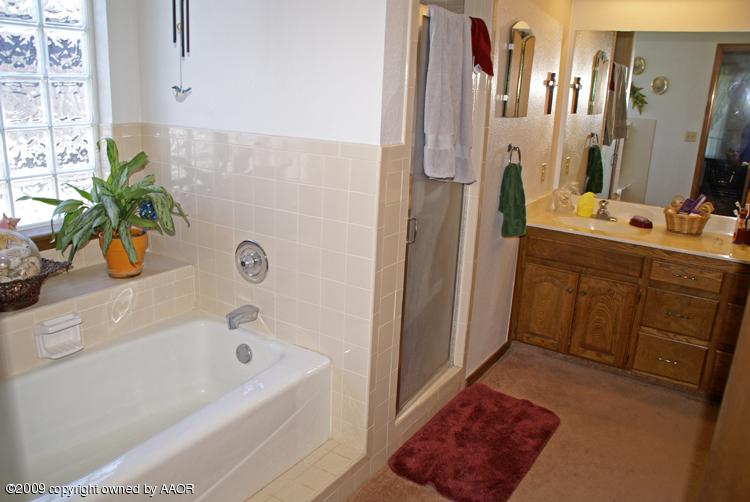6808 Old Kent Road Amarillo, TX 79109 - Photo 10 of 24 Master Bath2