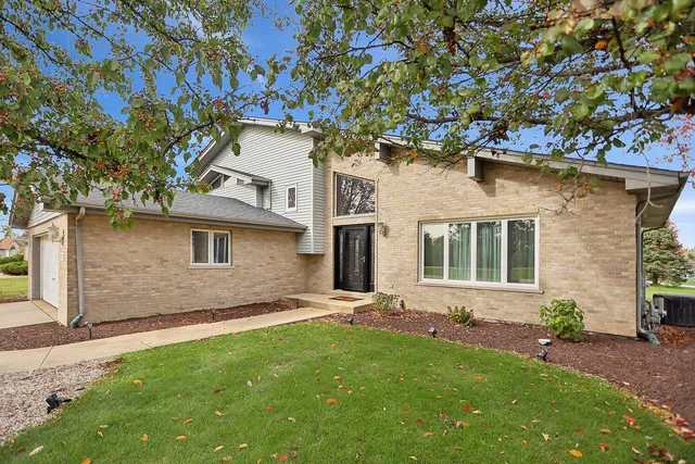 $335,000 | 701 Wayne Drive, Crete, IL 60417