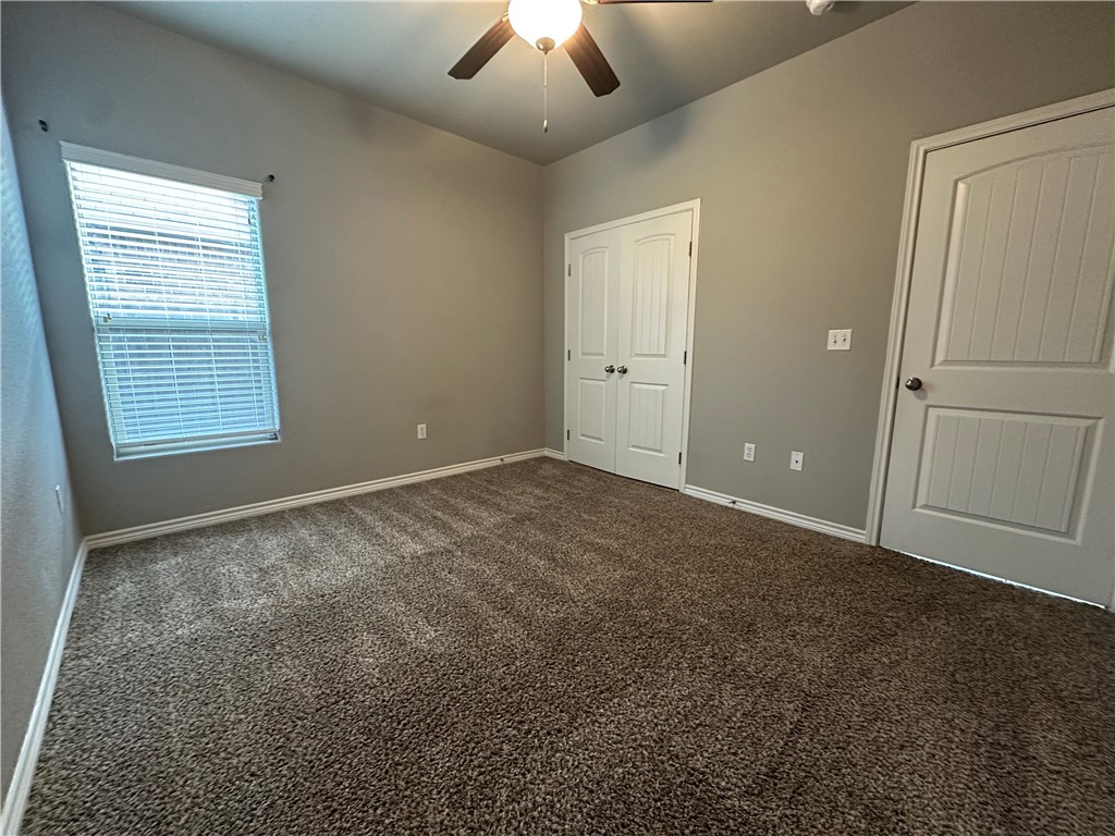1015 Santa Catalina Street Portland, TX 78374 - Photo 15 of 34 en empty room with windows and closet