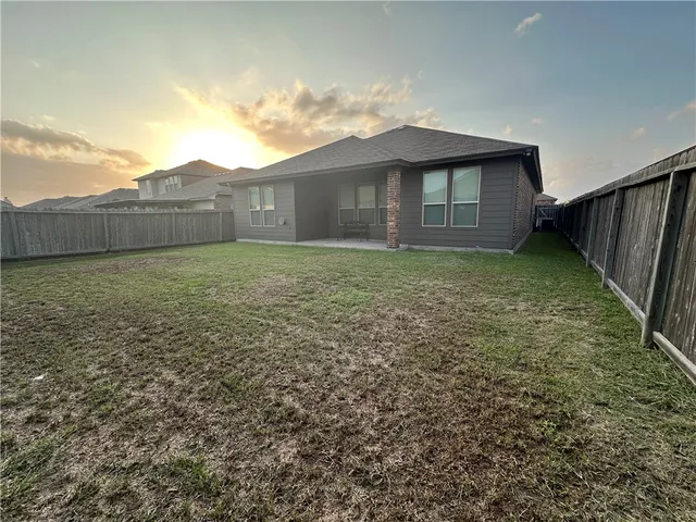 a view of a backyard