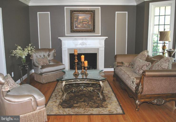 8338 Roxborough Loop Gainesville, VA 20155 - Photo 4 of 12 Living Room