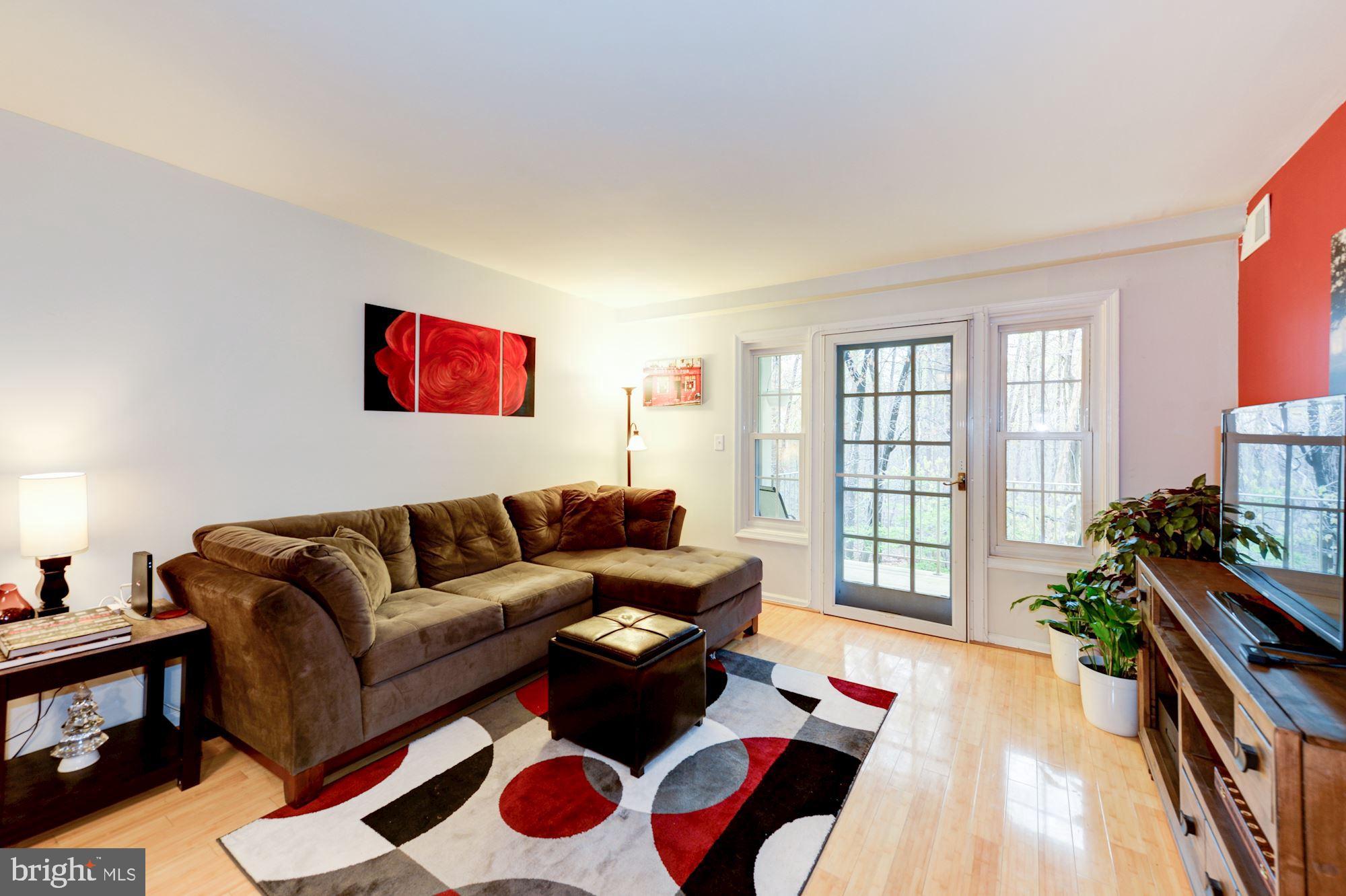 5901 Kingsford Road, Unit 438 Springfield, VA 22152 - Photo 9 of 29 Living Room