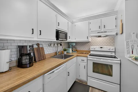 $275,000 | 33 Lausanne Court, Unit 3306, Geneva, WI 53147