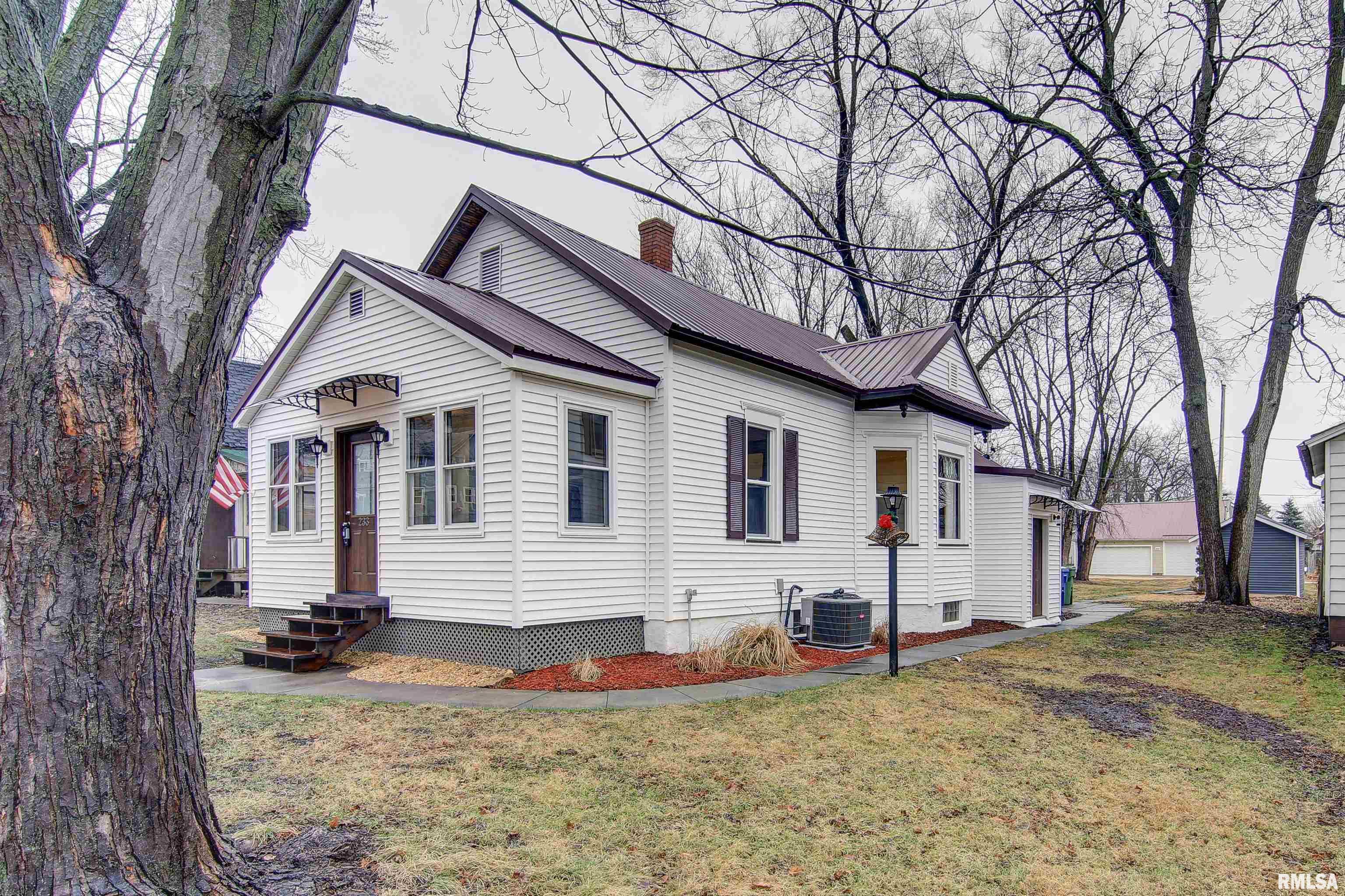 233 North 6th Street Clinton, IA 52732 - Photo 3 of 22 Gallery Image 3
