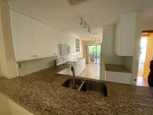 4480 Northeast 5th Avenue Boca Raton, FL 33431 - Photo 4 of 16 kitchen