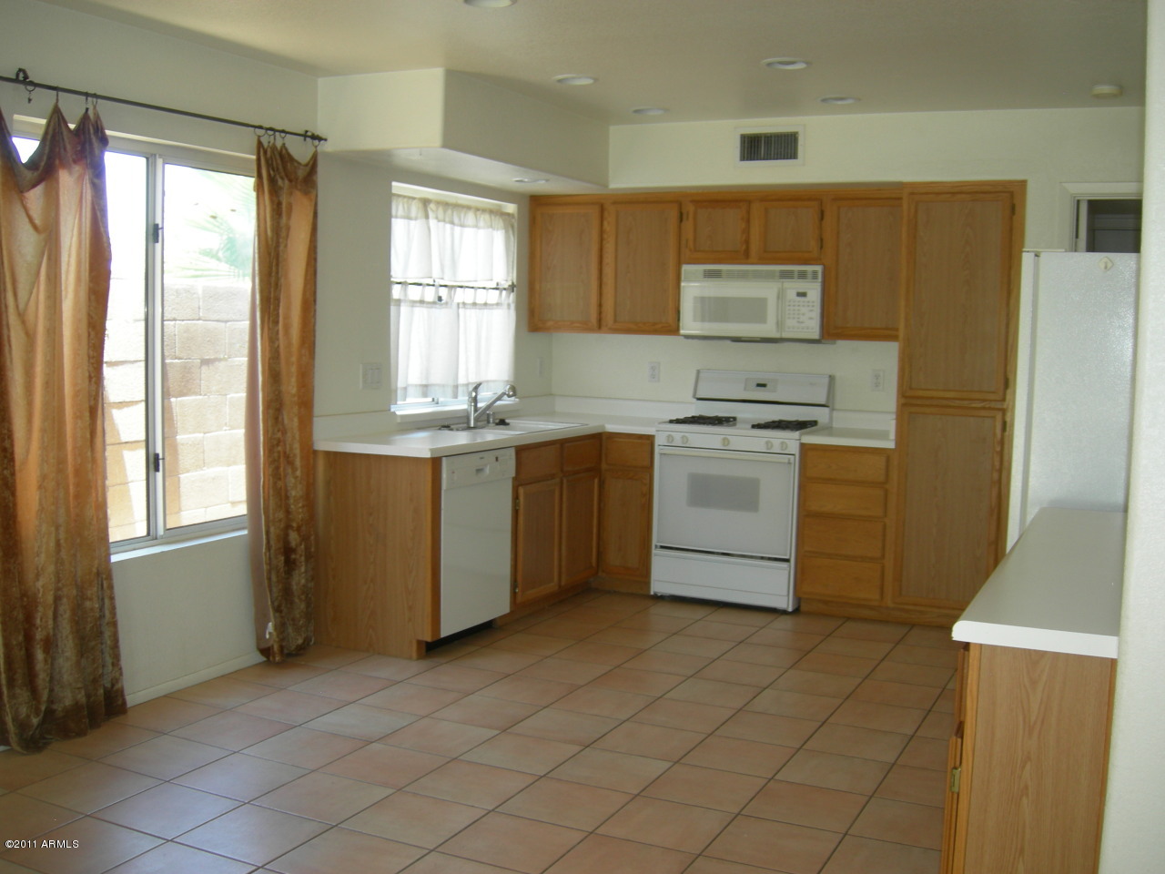 3213 East Marco Polo Road Phoenix, AZ 85050 - Photo 15 of 30 Kitchen