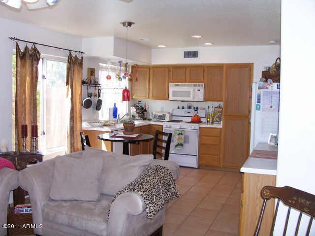 3213 East Marco Polo Road Phoenix, AZ 85050 - Photo 17 of 30 Kitchen