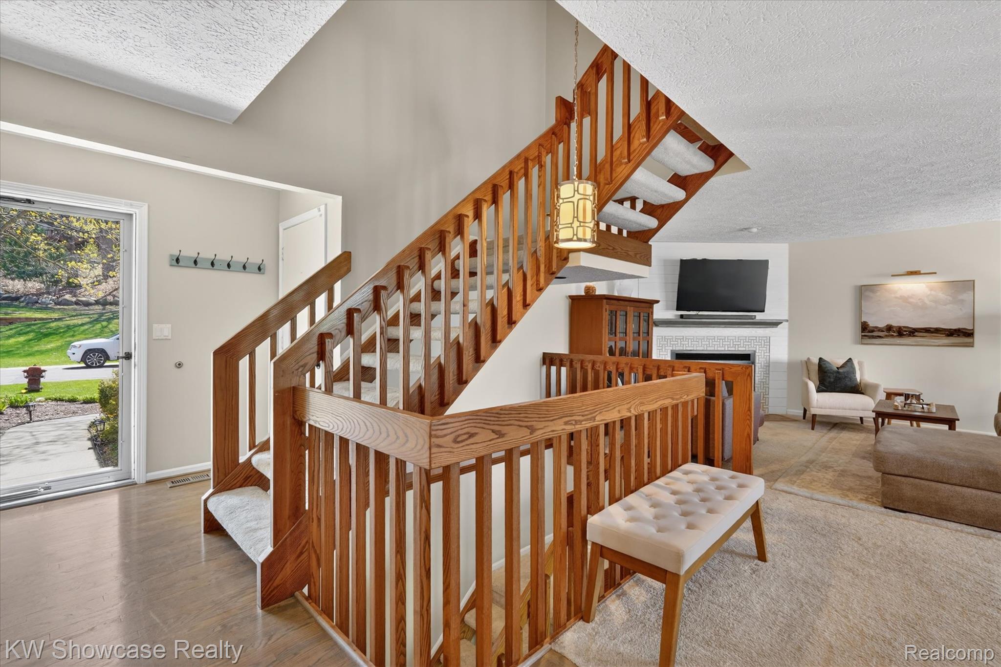 6626 Ridgeview Drive Clarkston, MI 48346 - Photo 7 of 35 The open staircase is a classic beauty.