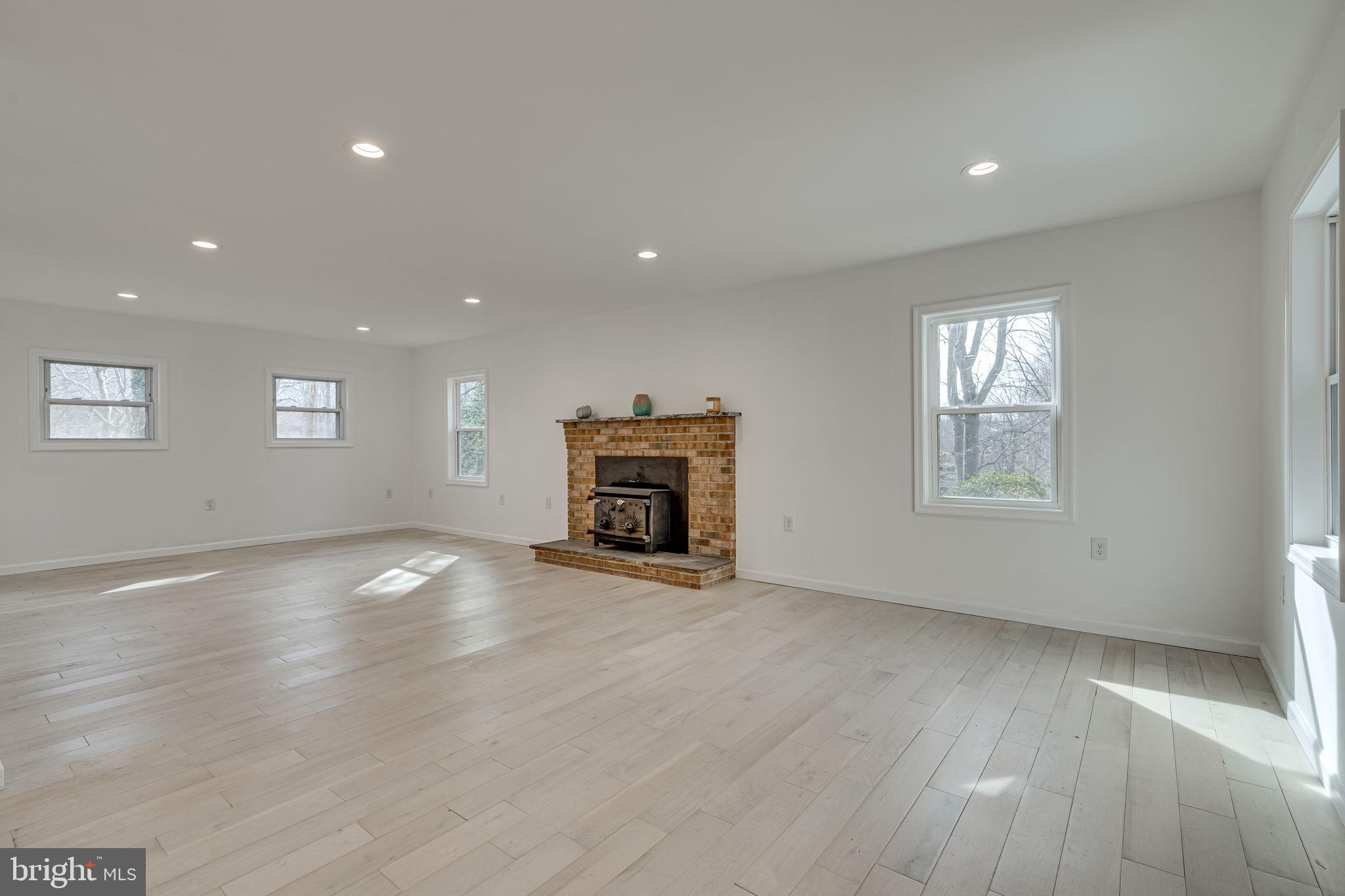2025 Lower Marlboro Road Owings, MD 20736 - Photo 5 of 66 Spacious living area