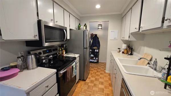$2,300 | 11010 Northeast 68th Street, Unit 627, Kirkland, WA 98033