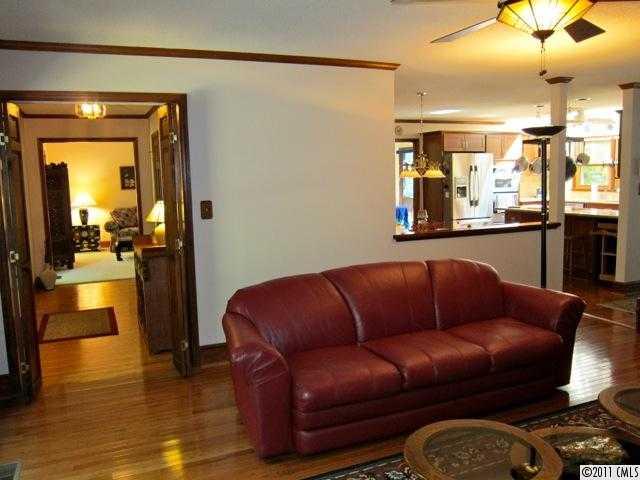 9209 4 Farms Road Charlotte, NC 28215 - Photo 3 of 16 Gallery Image 3