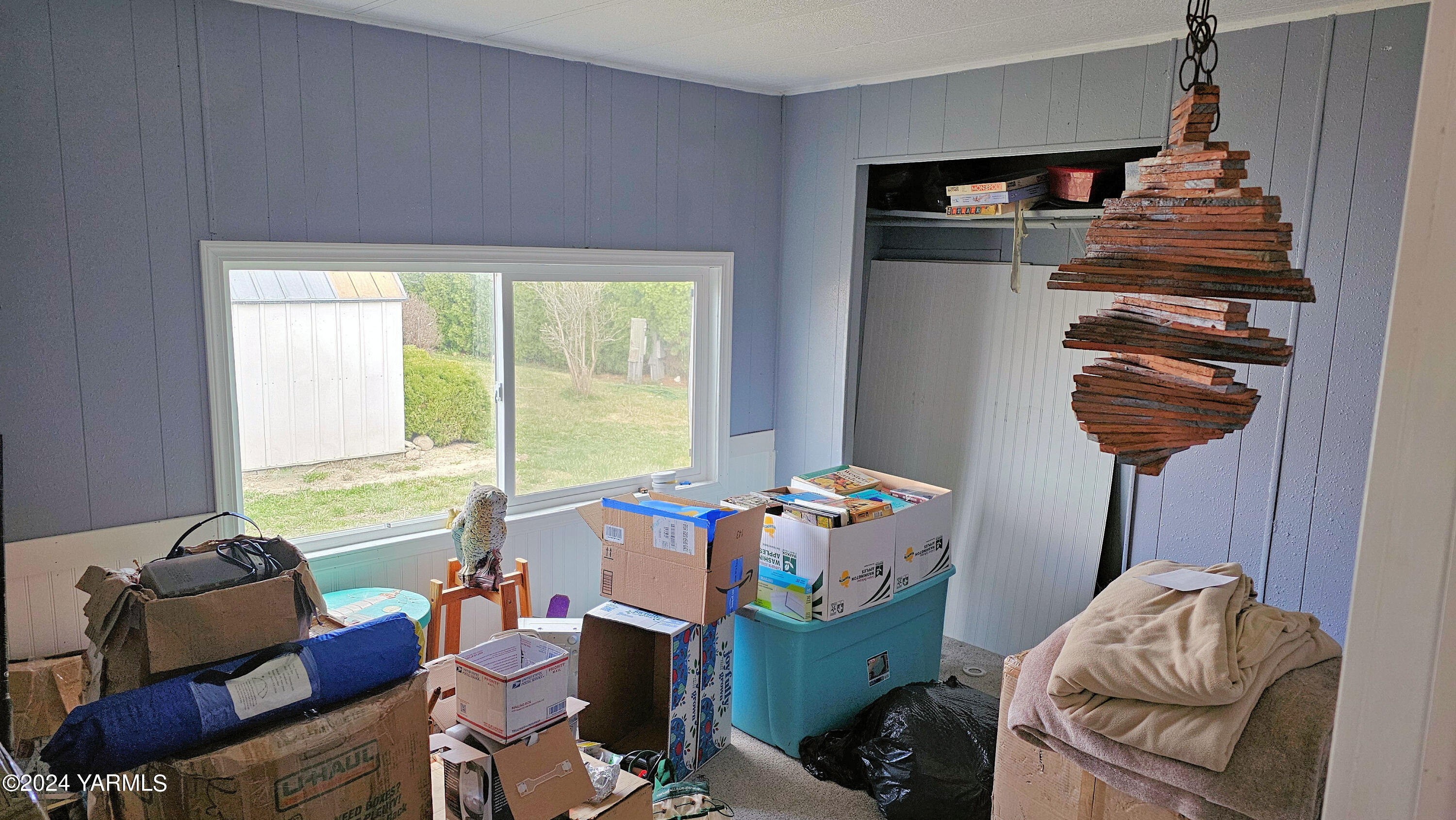 181 Schut Road, Unit 23 Moxee, WA 98936 - Photo 4 of 11 a bedroom with furniture and a window