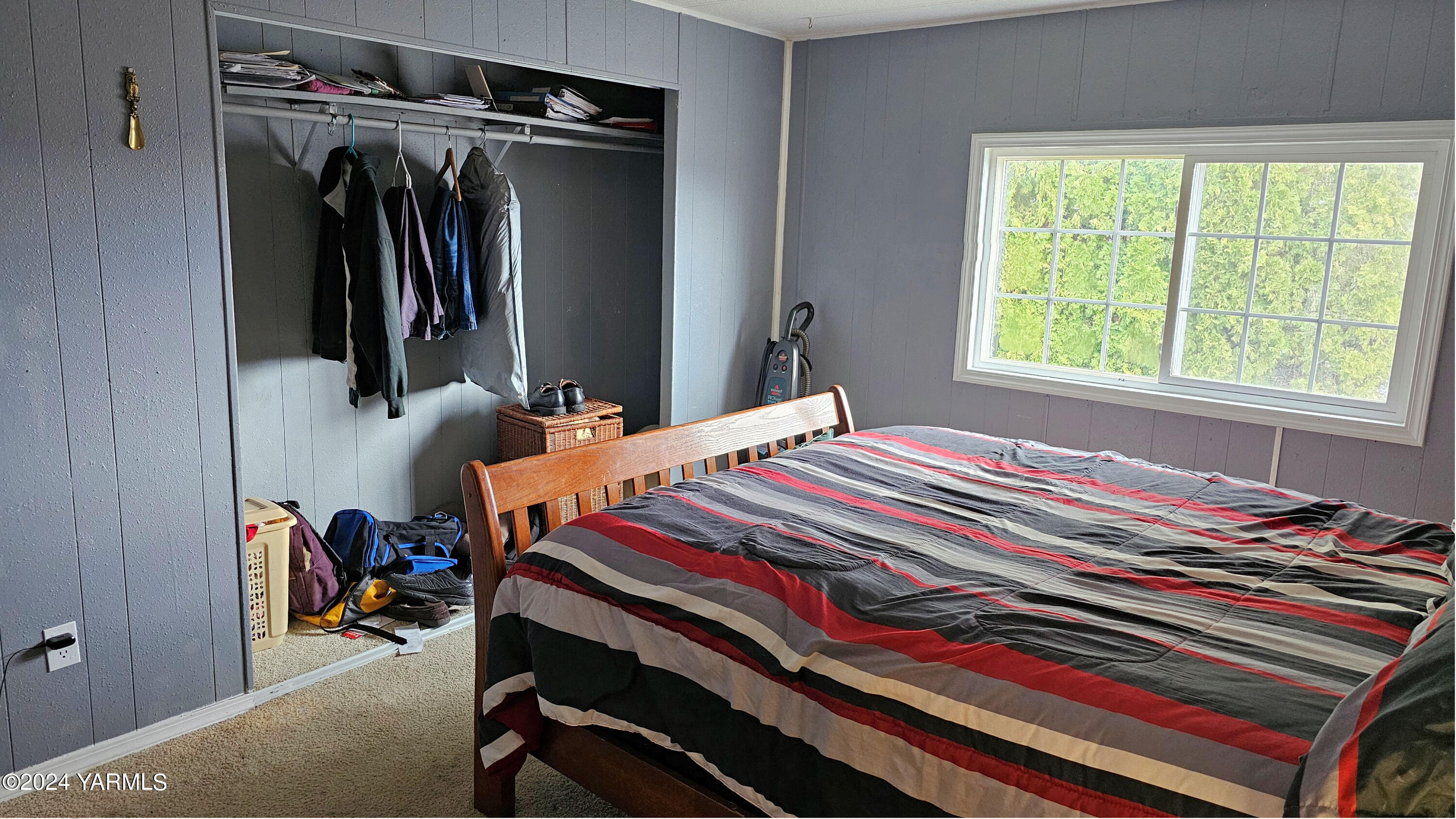 181 Schut Road, Unit 23 Moxee, WA 98936 - Photo 6 of 11 a bedroom with a bed and a window