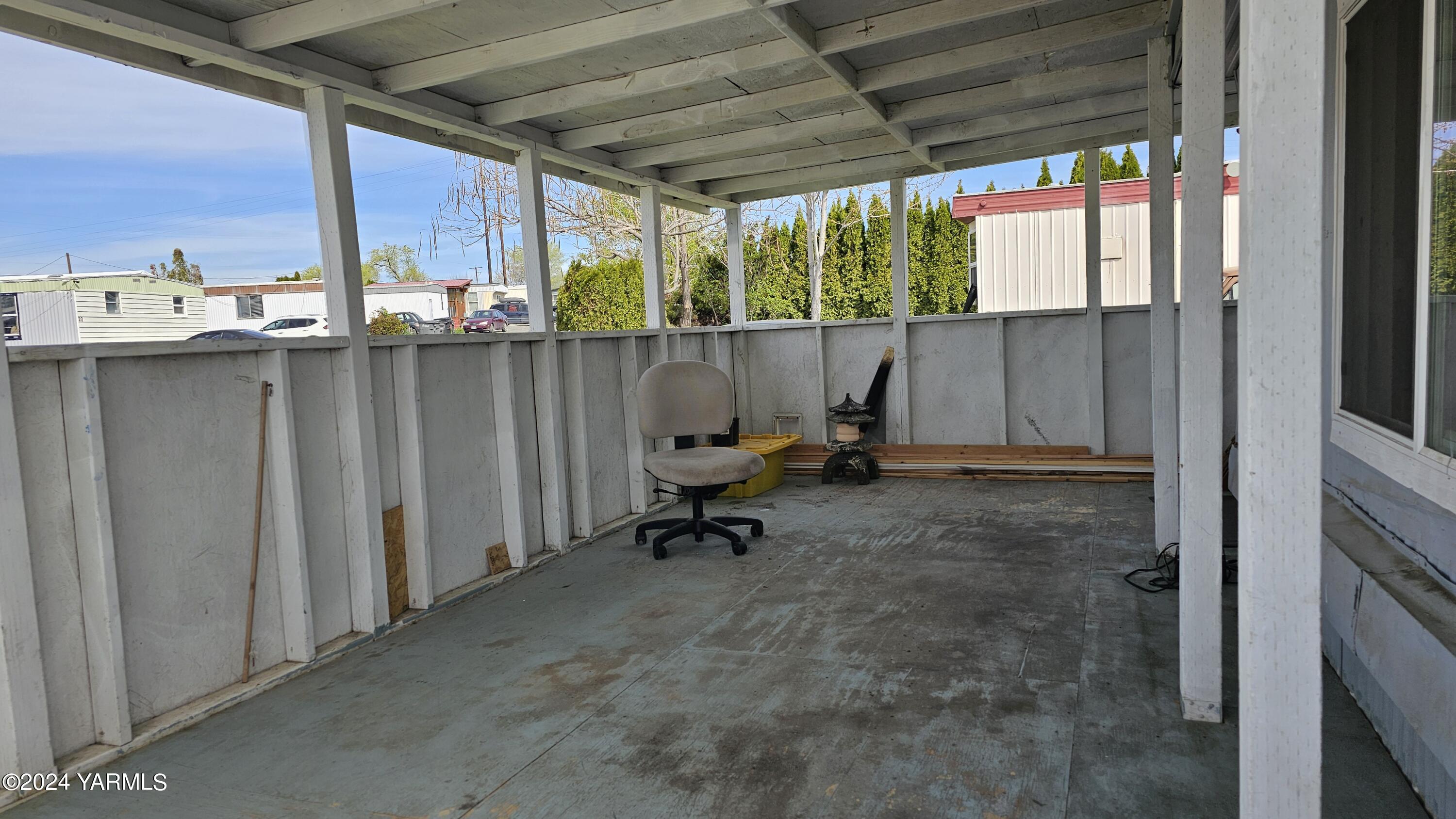 181 Schut Road, Unit 23 Moxee, WA 98936 - Photo 8 of 11 a view of sitting area in a balcony