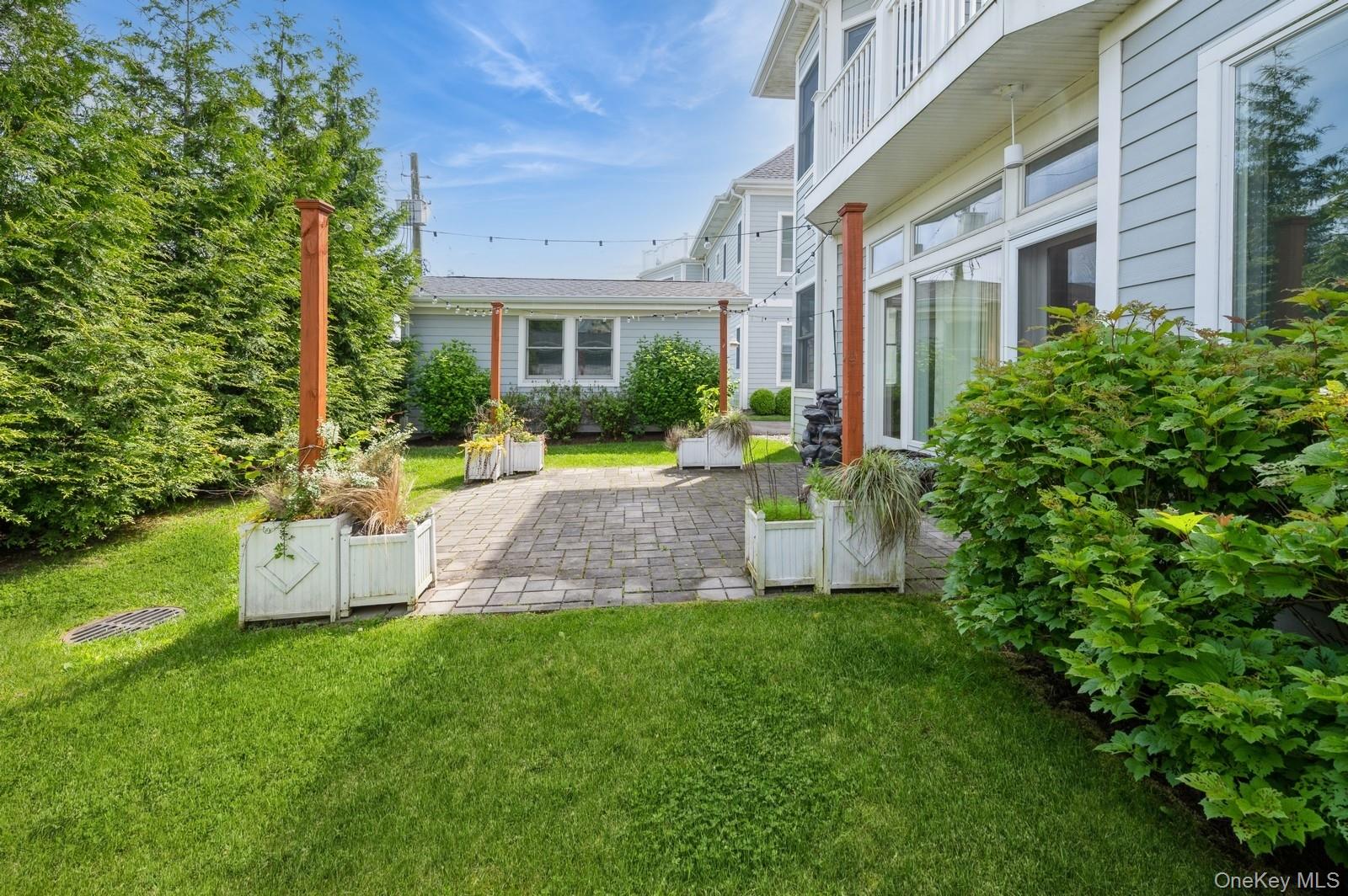 13 Island Point, Unit 13 Bronx, NY 10464 - Photo 17 of 22 yard with a patio