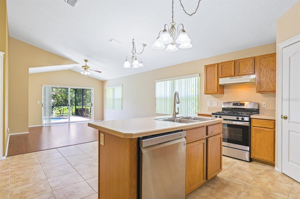 5726 Tanagerlake Road Lithia, FL 33547 - Photo 7 of 33 Gallery Image 7