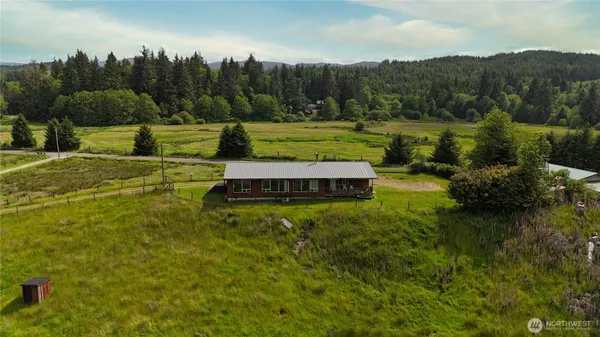 a view of a back yard