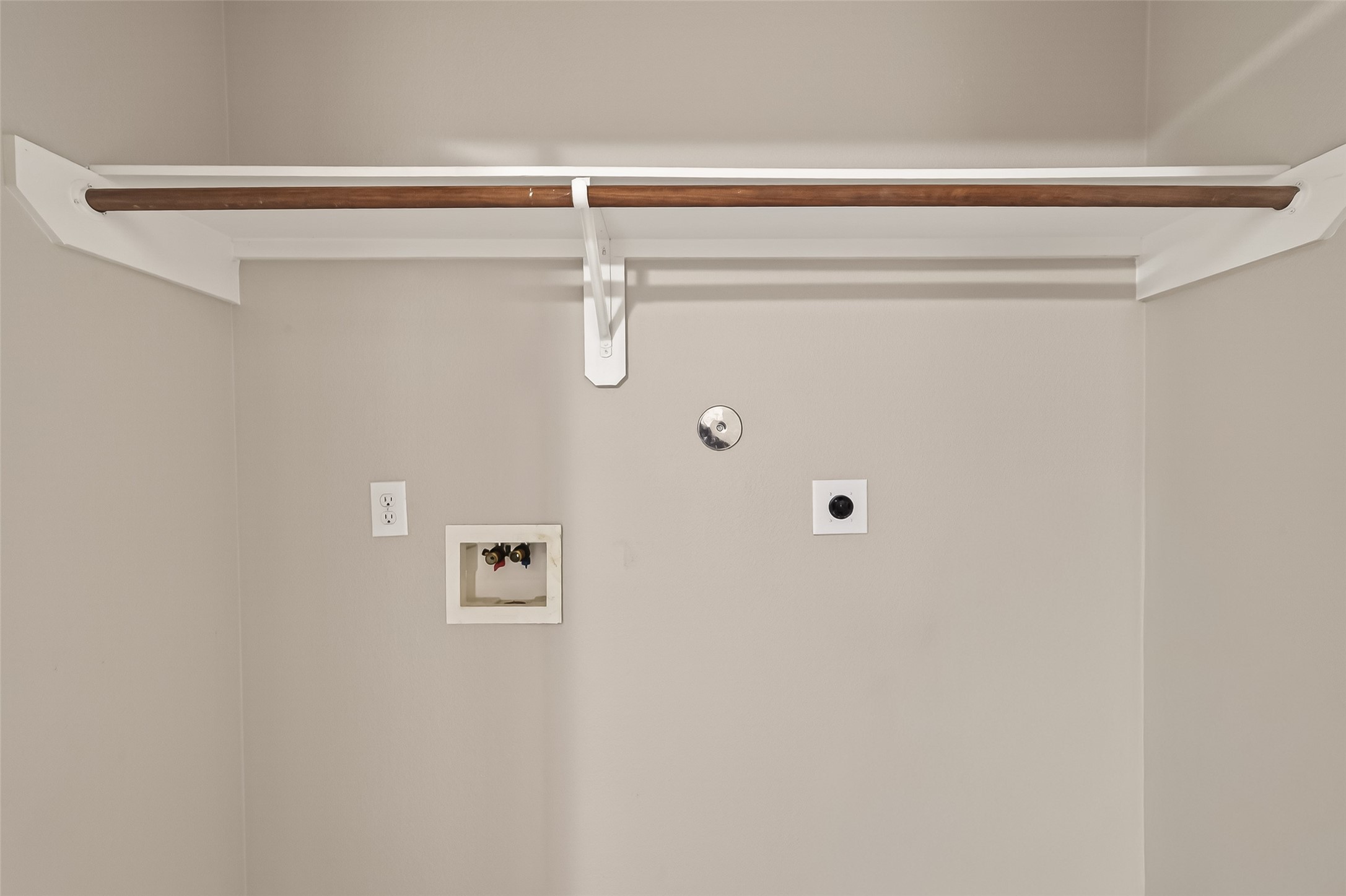 5614 Calm Court Houston, TX 77084 - Photo 17 of 32 Laundry room