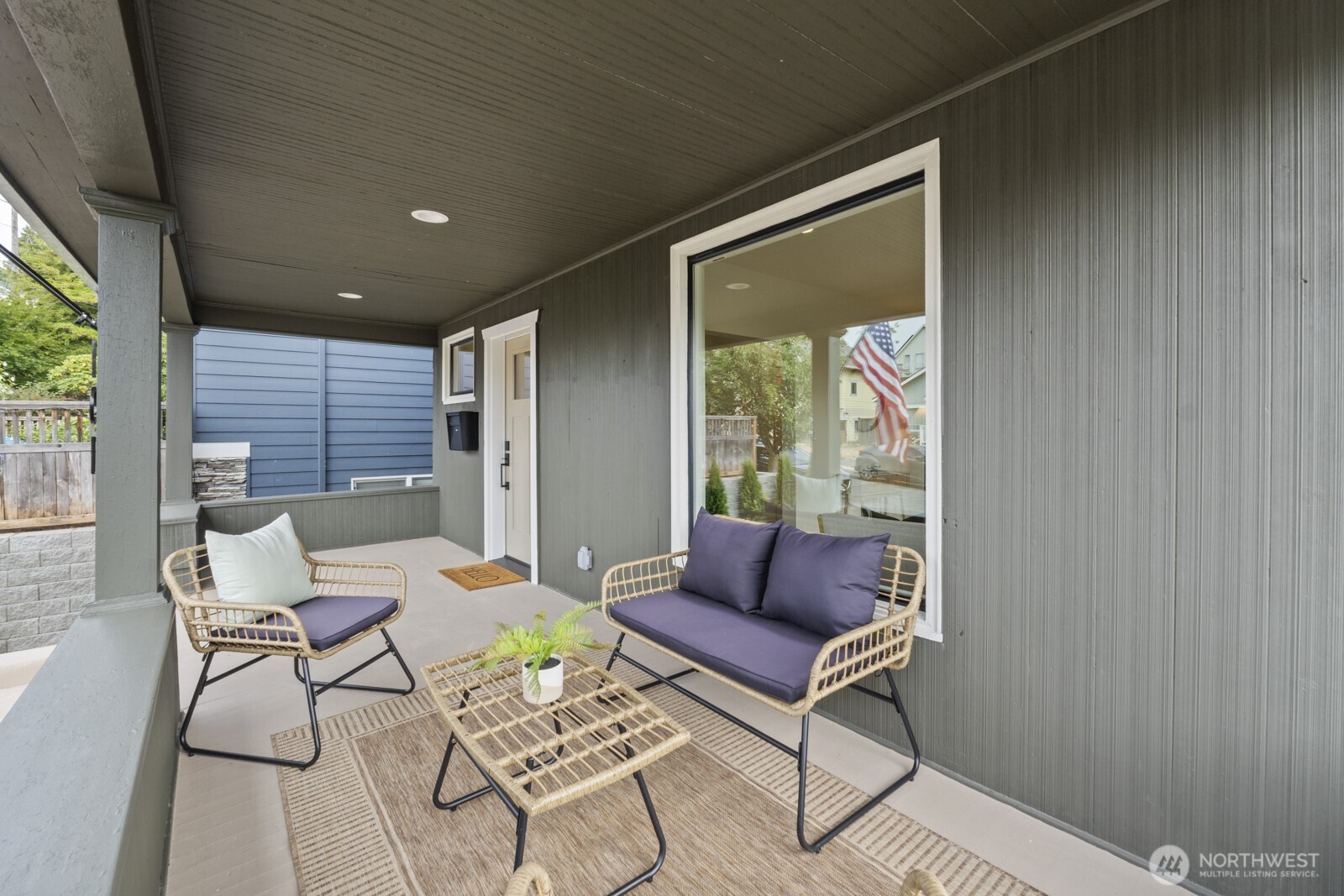 101 North 51st Street Seattle, WA 98103 - Photo 27 of 38 a outdoor living space with furniture