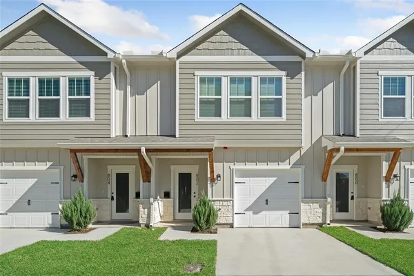 $1,745 | 800 North Thompson Street, Conroe, TX 77301