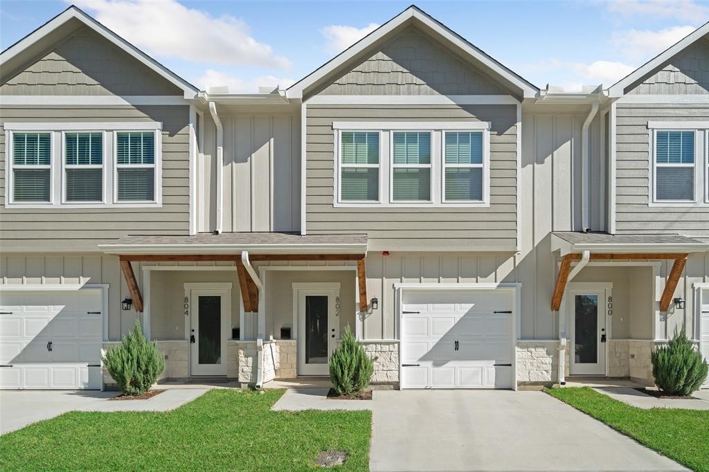 800 North Thompson Street Conroe, TX 77301 - Photo 1 of 25