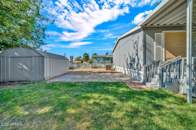 a view of a backyard