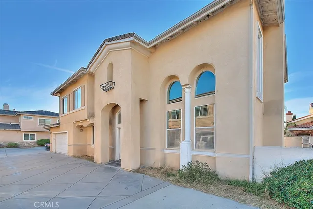 a view of backyard of the house