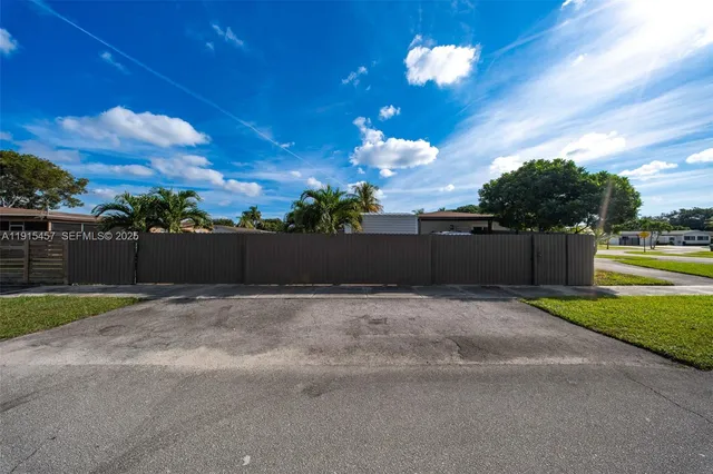 a view of a house with backyard and garden