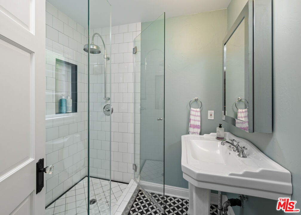 1146 Grant Avenue Venice, CA 90291 - Photo 11 of 20 a bathroom with a sink a toilet and shower