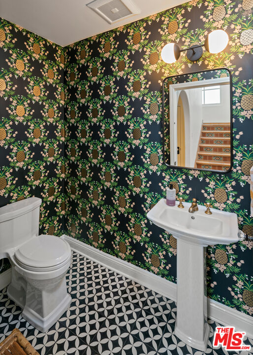 1146 Grant Avenue Venice, CA 90291 - Photo 12 of 20 a bathroom with a sink toilet and a mirror