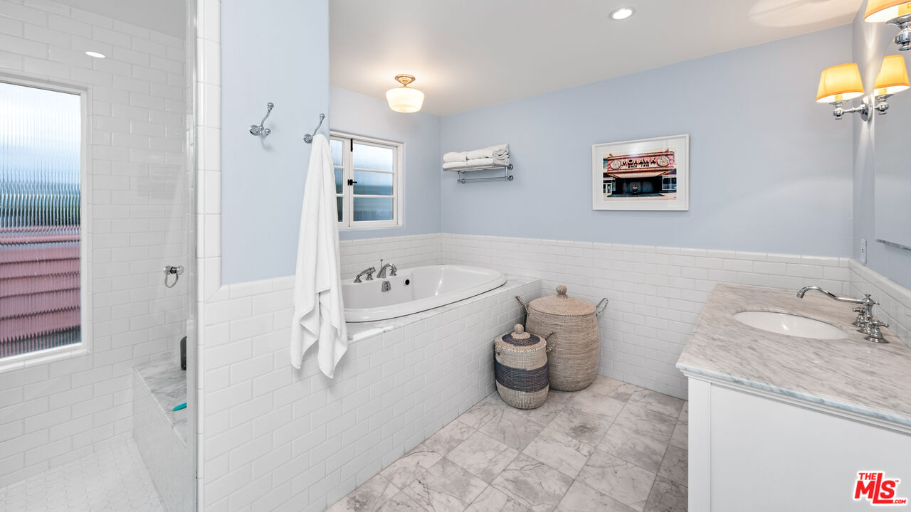 1146 Grant Avenue Venice, CA 90291 - Photo 14 of 20 a bathroom with a sink toilet and shower
